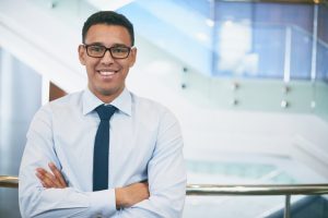 homem de negocios com vidros e os bracos dobrados 1098 44